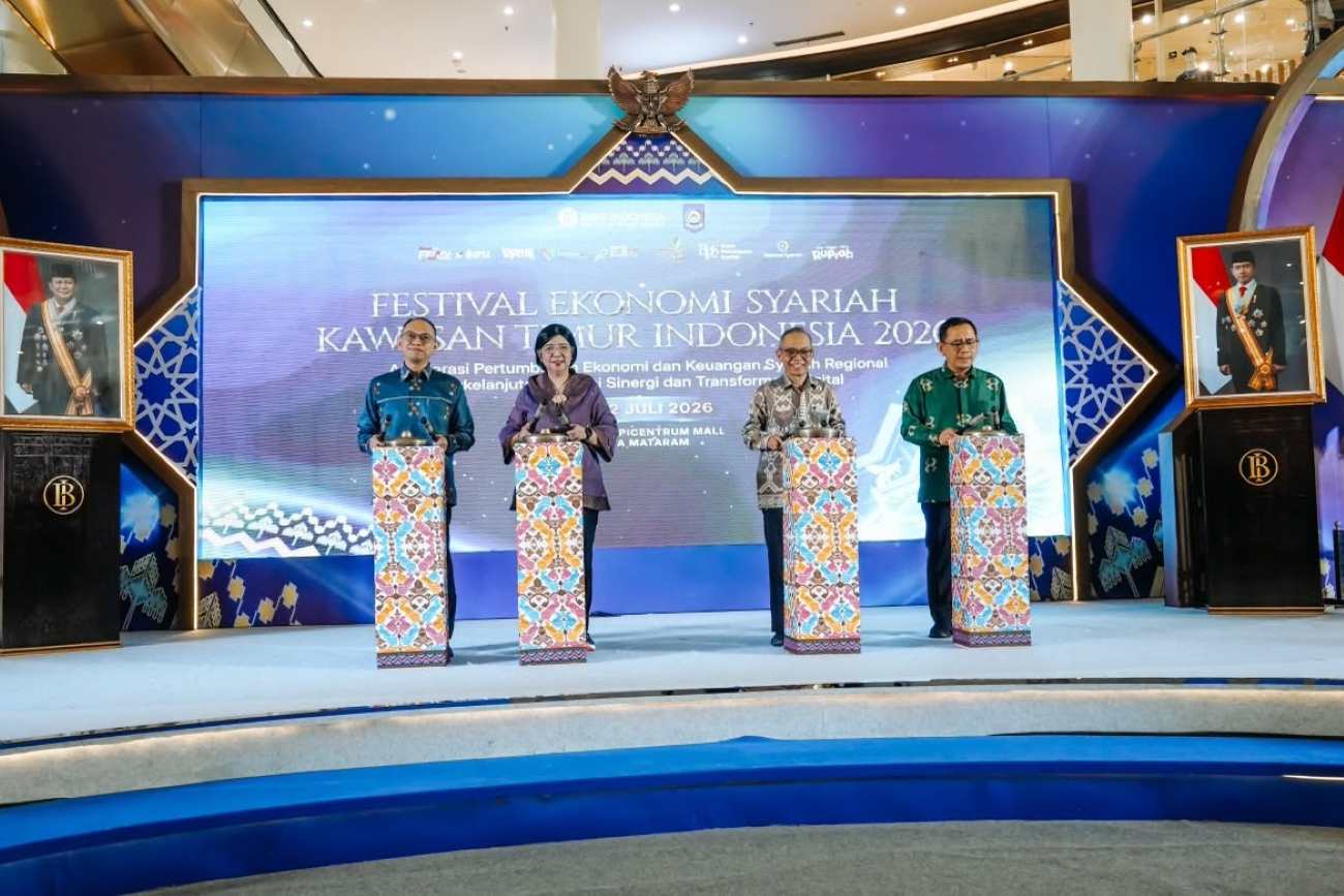 zaman.id - Bank Indonesia (BI) memulai langkah besar untuk memperkuat ekonomi syariah dari Pulau Lombok. Melalui Festival Ekonomi Syariah (FESyar) Kawasan Timur Indonesia 2026. Lembaga negara ini menargetkan realisasi pembiayaan syariah mencapai Rp11 miliar. Target tersebut menjadi salah satu fokus utama mendorong pertumbuhan ekonomi inklusif di KTI. Bank Indonesia resmi membuka FESyar KTI 2026 di Lombok Epicentrum Mall, Nusa Tenggara Barat.
