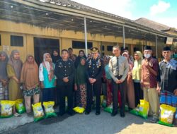 Momentum Hari Bhayangkara ke-80, Satbinmas Polres Bima Kabupaten Salurkan Bantuan 500 Kg Beras Gratis Bagi Warga Kurang Mampu