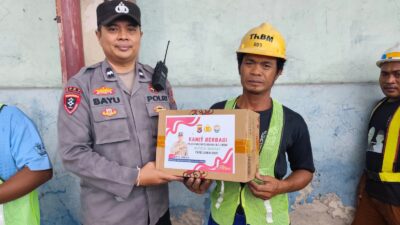 Polsek Kawasan Pelabuhan Lembar Beri Paket Sembako bagi Warga Miskin