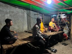 Deteksi dini Gangguan Kamtibmas dan Pererat Silaturahmi, Bhabinkamtibmas Polsek Monta Sambangi Warga Binaan di Malam Hari