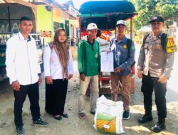 Bhabinkamtibmas Polsek Woha Dampingi UPT Pertanian Salurkan Bantuan Benih Jagung Hibrida dari Kementerian Pertanian RI