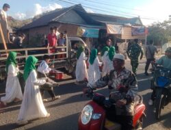 Bhabinkamtibmas Polsek Woha, Laksanakan Pengamanan Pawai Ta’aruf Pembukaan MTQ Tingkat Desa Samili ke-57