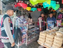 Patroli Polsek Tanjung, Imbau Pedagang Waspada Uang Palsu dan Cuaca Ekstrem