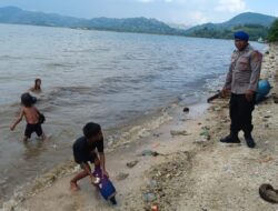 Hadir Mengayomi, Satpolairud Polres Bima Kabupaten Menggelar Patroli Pengamanan Wisata di Pantai Kalaki