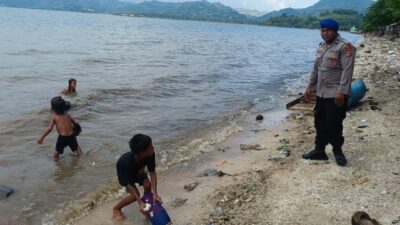 Hadir Mengayomi, Satpolairud Polres Bima Kabupaten Menggelar Patroli Pengamanan Wisata di Pantai Kalaki