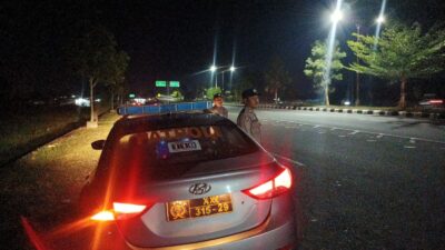 Cegah Hoaks dan Gangguan Kamtibmas, Polsek Kediri Intensifkan Patroli Dialogis di Desa Gelogor