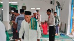 “Jum,at Berkah” Memuliakan Sesama Unit Kamsel Satlantas Polres Bima Kabupaten dan IKMS Bagikan Nasi Kotak Bagi Jamaah Sholat Jum,at