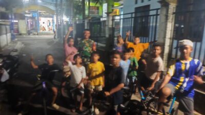 Sentuhan Humanis Babinsa Lindungi Anak dari Bahaya Balapan Sepeda