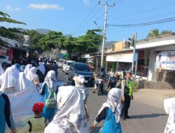 Polsek Pemenang Amankan Jalur Pawai Alegoris di Simpang 4 Pemenang