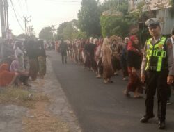Polsek Gangga Amankan Nyongkolan Warga Dusun Sandangar Menuju Dusun Karang Anyar