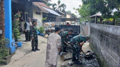 Babinsa Banyumulek Hadir Cepat Cegah Genangan Akibat Sampah Irigasi