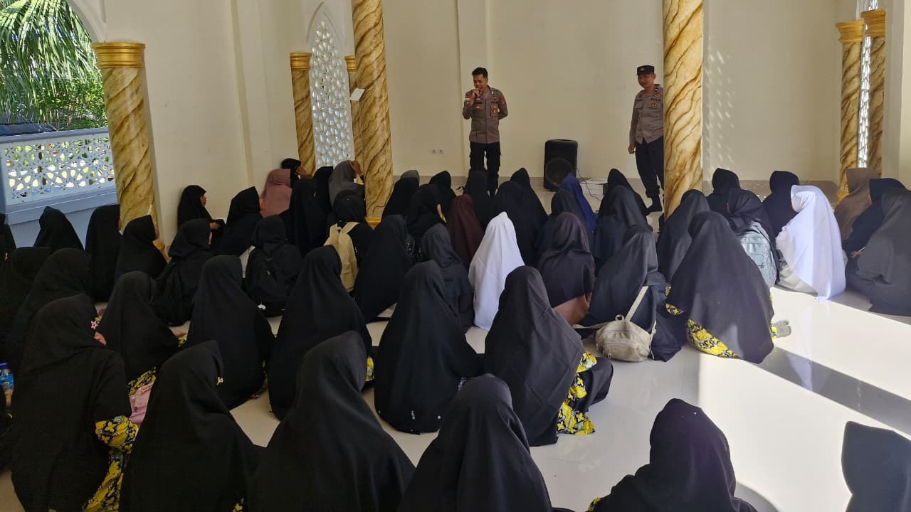Lindungi Mental Generasi Muda, Polsek Sekotong Turun Langsung Edukasi Siswa SMP-IT Insan Budimulya