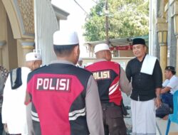 Sentuhan Humanis, Sat Samapta Polres Lombok Barat Salurkan Paket Makanan di Masjid Labuapi