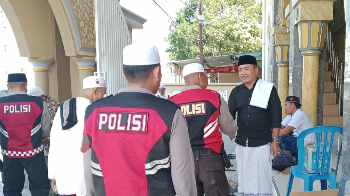 Aksi Jumat Berkah Sat Samapta Polres Lombok Barat Pererat Silaturahmi dengan Warga Labuapi