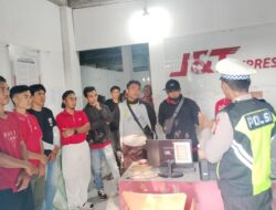 Sambangi Pekerja di Gudang Stokis Shopee, Unit Kamsel Satlantas Polres Bima Kabupaten Sosialisasikan Tertib Berlalulintas