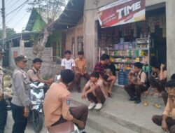 Rawan Siang,Polsek Woha Laksanakan Penjagaan dan Pengaturan Arus Lalulintas di Depan SMAN I Woha