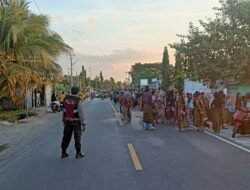 Polsek Bayan Amankan dan Atur Lalin Iring-iringan Nyongkolan di Desa Anyar