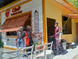 Polsek Pemenang Gelar Patroli Dialogis di Pertokoan Flash Mart Telagawareng