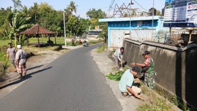 Jelang Musim Hujan Babinsa Ajak Warga Bersihkan Lingkungan Desa