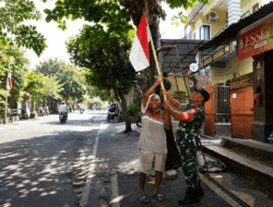 Merah Putih Berkibar, Babinsa Bangkitkan Nasionalisme Warga Cakranegara