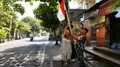Merah Putih Berkibar, Babinsa Bangkitkan Nasionalisme Warga Cakranegara