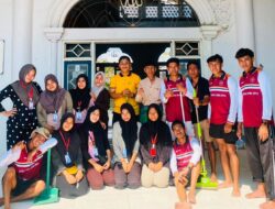 Bhakti Religi, Bhabinkamtibmas Polsek Woha dan Mahasiswa Universitas STKIP Taman siswa Gotong Royong Bersihkan Masjid