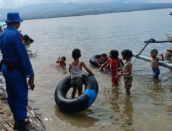 Memastikan Kenyamanan Masyarakat Yang Menikmati Liburan, Satpolairud Polres Bima Kabupaten Gelar Patroli Pengamanan Wisata di Pantai Kalaki