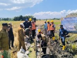 Bhabinkamtibmas Polsek Madapangga Hadiri Peletakan Batu Pertama Pembangunan DAM Irigasi Beringin