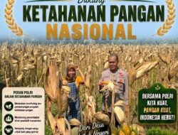 Personel Polsek Bancar Pantau Panen Jagung Warga di Desa Tergambang Tuban