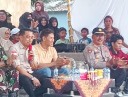 Personel Polsek Woha Laksanakan Pengamanan Lomba Gerak Jalan Tingkat SMA Semarakkan HUT Kemerdekaan RI KE-81