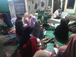 Babinsa Jempong Baru Dampingi Warga Belajar Membaca