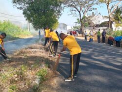 Peduli Kebersihan, Sinergi Tiga Pilar Polsek Woha Gotong royong Bersihkan Sampah dan Drainase