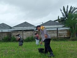 Kisah Bhabinkamtibmas Turun ke Sawah Demi Dorong Ketahanan Pangan Petani Lokal