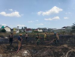Api Membakar Lahan Kosong, Babinsa Meninting Bergerak Cepat