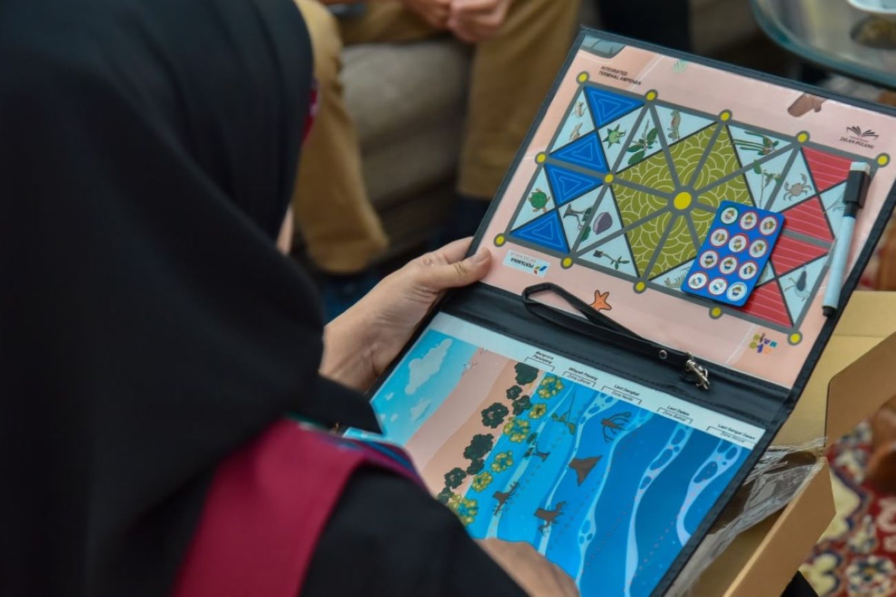 Pertamina Patra Niaga Regional Jatimbalinus melalui Integrated Terminal (IT) Ampenan mengembangkan permainan edukatif untuk meningkatkan literasi anak sekaligus mengenalkan pentingnya menjaga lingkungan pesisir di Nusa Tenggara Barat.