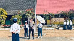 Jadi Irup Bendera di SMPN 2 Madapangga, Bhabinkamtibmas Polsek Madapangga Imbau Pelajar Hindari Bullying dan Jauhi Narkoba