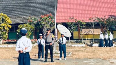 Jadi Irup Bendera di SMPN 2 Madapangga, Bhabinkamtibmas Polsek Madapangga Imbau Pelajar Hindari Bullying dan Jauhi Narkoba
