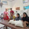 Bhabinkamtibmas Polsek Bolo Kawal Penyaluran Bantuan Beras Bagi Warga Binaan di Desa Tambe