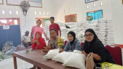 Bhabinkamtibmas Polsek Bolo Kawal Penyaluran Bantuan Beras Bagi Warga Binaan di Desa Tambe