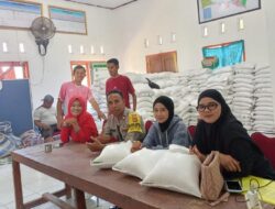 Bhabinkamtibmas Polsek Bolo Kawal Penyaluran Bantuan Beras Bagi Warga Binaan di Desa Tambe