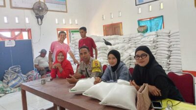 Bhabinkamtibmas Polsek Bolo Kawal Penyaluran Bantuan Beras Bagi Warga Binaan di Desa Tambe