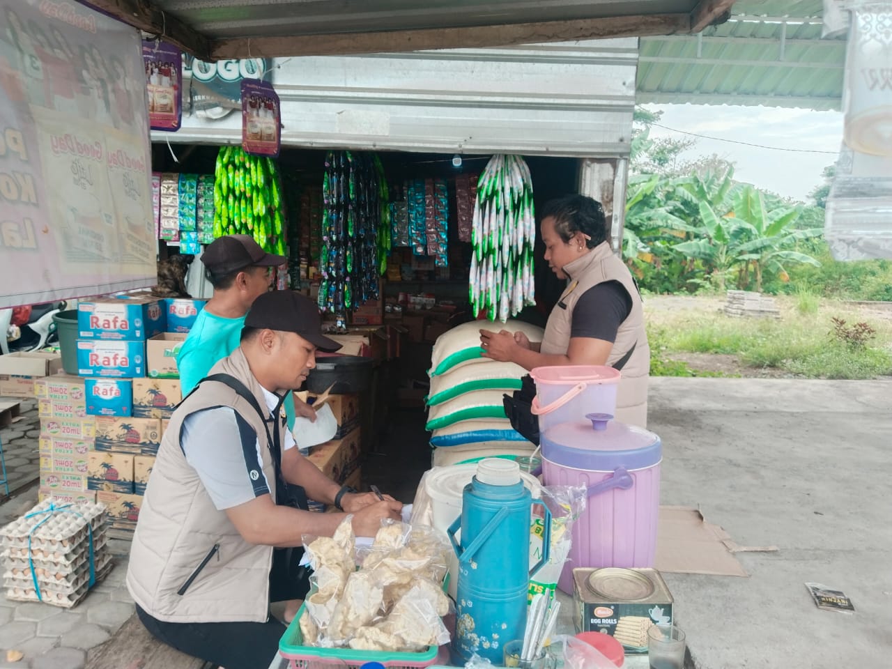 Kepolisian Resor (Polres) Lombok Barat melalui Satuan Reserse Kriminal (Satreskrim) mengerahkan Tim Satuan Tugas Reserse (Satgasres) Sapu Bersih (Saber) Pelanggaran Harga, Keamanan, dan Mutu Pangan untuk memantau stabilitas harga bahan pokok penting (bapokting) di Pasar Tradisional Gerung, Kabupaten Lombok Barat, pada Selasa, 8 September 2026. Kegiatan inspeksi mendadak yang dimulai pukul 10.00 Wita ini dilakukan guna memastikan kepatuhan para pedagang terhadap ketentuan Harga Eceran Tertinggi (HET) serta Harga Acuan Penjualan (HAP) yang telah ditetapkan oleh pemerintah. Dasar Hukum dan Pelaksanaan Pengawasan Operasi pemantauan harga pasar ini berlandaskan pada Surat Keputusan Kepala Badan Pangan Nasional (SK Kabapanas) Nomor 97/TS.02.02/K/01/2026 tentang Tim Sapu Bersih Pelanggaran Harga, Keamanan, dan Mutu Pangan Tahun 2026. Dalam pelaksanaannya, anggota Satgasres menyambangi sejumlah kios pedagang eceran di kompleks Pasar Tradisional Gerung, di antaranya Toko Ibu Huriah, Toko Ibu Erel, Toko Ibu Sum, Toko Ibu Ning, Toko Ibu Hadijah, dan Toko Pak Mar. Pengecekan ini difokuskan untuk mengantisipasi potensi lonjakan harga yang tidak wajar serta menjaga kepastian mutu komoditas pangan yang dikonsumsi masyarakat sehari-hari di wilayah hukum Polda Nusa Tenggara Barat (NTB). Rincian Temuan Harga Bahan Pokok di Lapangan Berdasarkan hasil pemantauan langsung di enam titik toko tradisional tersebut, mayoritas komoditas pangan terpantau berada dalam kondisi stabil, bahkan beberapa di antaranya dijual di bawah ketentuan HET maupun HAP. Beras premium tercatat dijual seharga Rp14.500 per kilogram (di bawah HET), sementara beras medium dibanderol Rp13.500 per kilogram (sesuai HET). Untuk komoditas bumbu dapur, bawang merah dan bawang putih sama-sama dijual seharga Rp35.000 per kilogram, yang berada di bawah HAP. Namun, anomali harga ditemukan pada komoditas cabai rawit merah yang melonjak hingga mencapai Rp95.000 per kilogram, berada di atas ketentuan HAP. Sementara itu, cabai merah keriting masih stabil di angka Rp35.000 per kilogram atau di bawah HAP. Komoditas gula pasir, baik curah maupun kemasan, terpantau seragam dijual seharga Rp17.500 per kilogram, yang telah sesuai dengan HAP. Stabilitas harga juga terlihat pada produk protein hewani, di mana daging sapi paha belakang dijual Rp138.000 per kilogram dan paha depan Rp135.000 per kilogram (sesuai HAP). Telur ayam ras dijual Rp29.500 per kilogram (di bawah HAP), daging ayam ras Rp42.000 per kilogram (sesuai HAP), serta minyak goreng rakyat merek Minyakita stabil di harga Rp15.700 per kilogram sesuai HAP. Komitmen Pengawasan Berkelanjutan Kasat Reskrim Polres Lombok Barat, AKP Heddy Permana Putra, S.Tr.K., S.I.K., menegaskan bahwa kegiatan pengawasan ini akan terus dilakukan secara berkala di berbagai pasar tradisional lainnya di wilayah Kabupaten Lombok Barat. Langkah preventif ini diambil demi melindungi hak-hak konsumen serta menjaga iklim perdagangan yang sehat dan transparan di tengah masyarakat. “Hasil pengecekan hari ini menunjukkan bahwa sebagian besar bahan pokok penting di Pasar Tradisional Gerung masih stabil dan sesuai dengan HET maupun HAP yang berlaku. Namun, kami mencatat adanya komoditas seperti cabai rawit merah yang harganya berada di atas HAP. Tim Satgasres akan terus memantau pergerakan harga ini secara intensif untuk mengantisipasi gejolak lebih lanjut di pasaran,” ujar AKP Heddy Permana Putra saat memberikan keterangan terkait hasil sidak tersebut. Pihak kepolisian mengimbau para pedagang agar tetap mematuhi ketentuan harga yang berlaku dan tidak melakukan spekulasi harga yang dapat merugikan masyarakat luas. Satgasres Saber Pangan Polres Lombok Barat juga membuka ruang koordinasi dengan instansi terkait guna mengambil langkah antisipatif apabila ditemukan pelanggaran distribusi maupun lonjakan harga yang signifikan kedepannya.