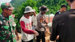 Hadir Ditengah Masyarakat, Bhabinkamtibmas Polsek Monta Gotong Royong Bersama Warga Binaan