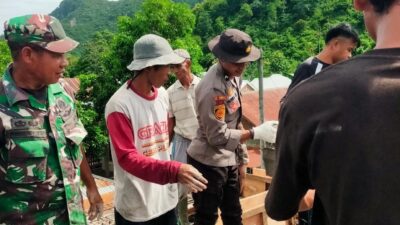 Hadir Ditengah Masyarakat, Bhabinkamtibmas Polsek Monta Gotong Royong Bersama Warga Binaan