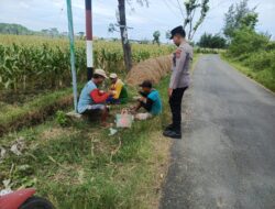 Wujudkan Ketahanan Pangan, Polsek Tambakboyo Sambangi Petani Jagung Saat Istirahat