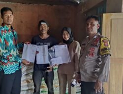 Monitoring Penyaluran Bantuan Beras, Bhabinkamtibmas Polsek Donggo Sampaikan Himbauan Kamtibmas