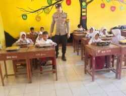 Bhabinkamtibmas Polsek Donggo Monitoring Penyaluran MBG Bagi Ribuan Pelajar dan Kelompok B3
