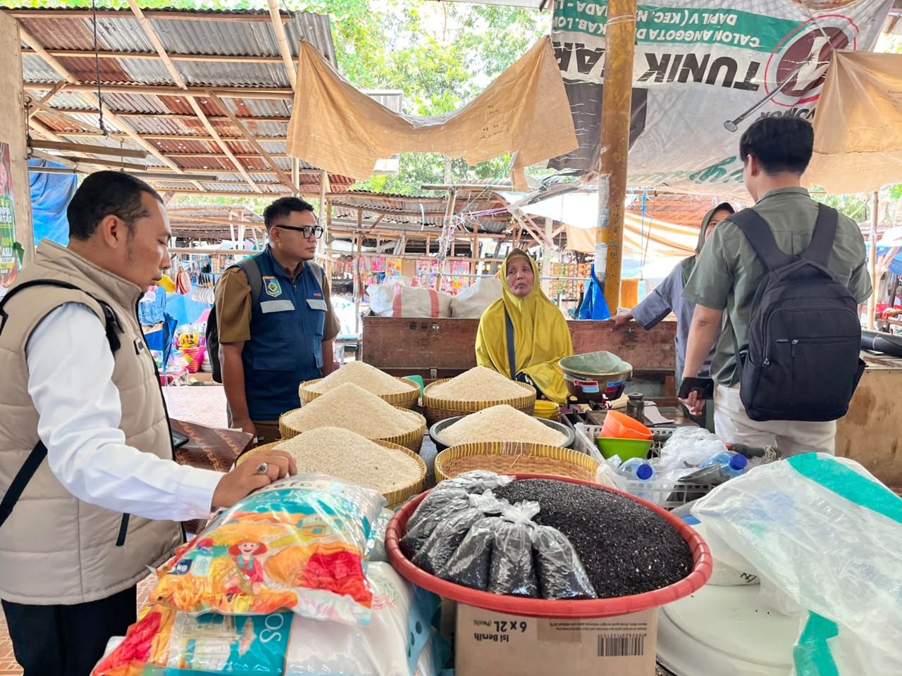 Tim Gabungan Turun Ke Pasar, Cek Harga Bapokting dan Stok Beras SPHP di Lombok Barat