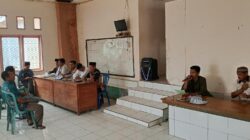 Bhabinkamtibmas Polsek Donggo Monitoring Verifikasi dan Validasi Kelengkapan Administrasi Bakal Calon Kepala Desa
