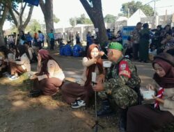 Kehangatan HUT TNI, Siswa Pramuka Suapi Babinsa